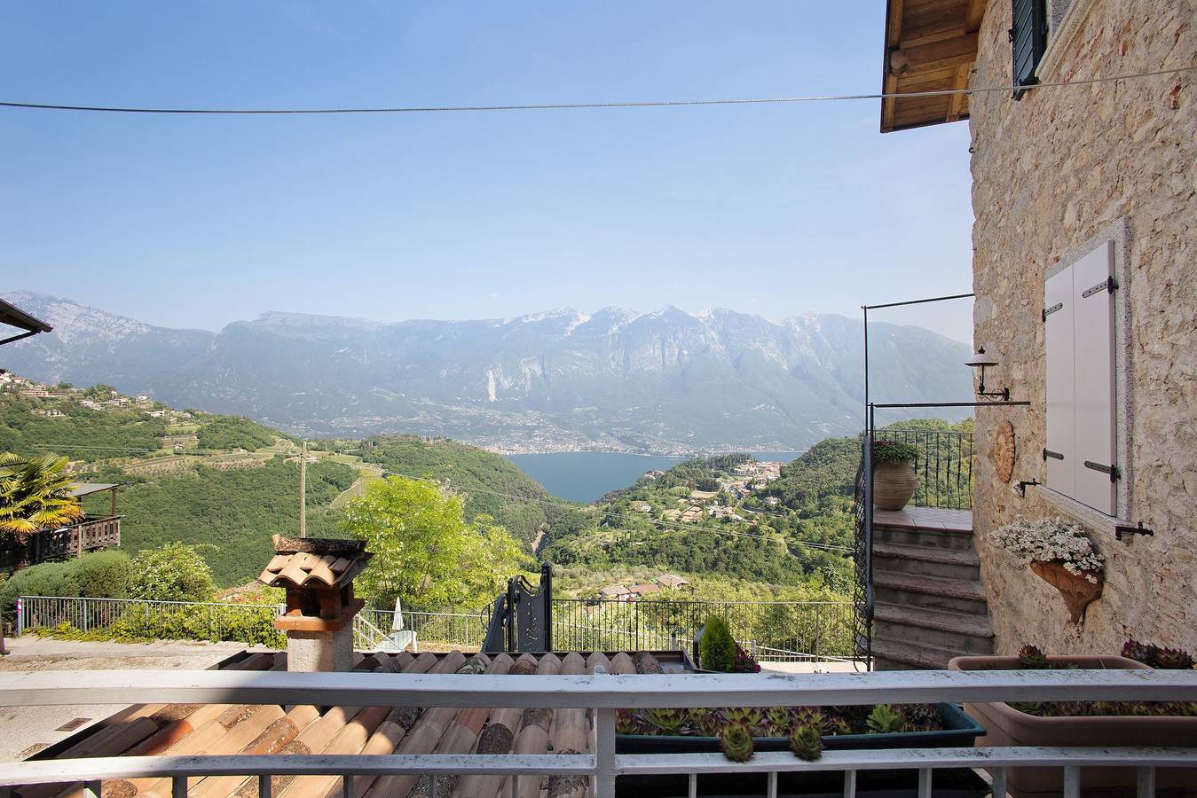 Appartamento intero, Appartamento Casa Oliva con vista lago, balcone e Wi-Fi in Tremosine, Prealpi Gardesane