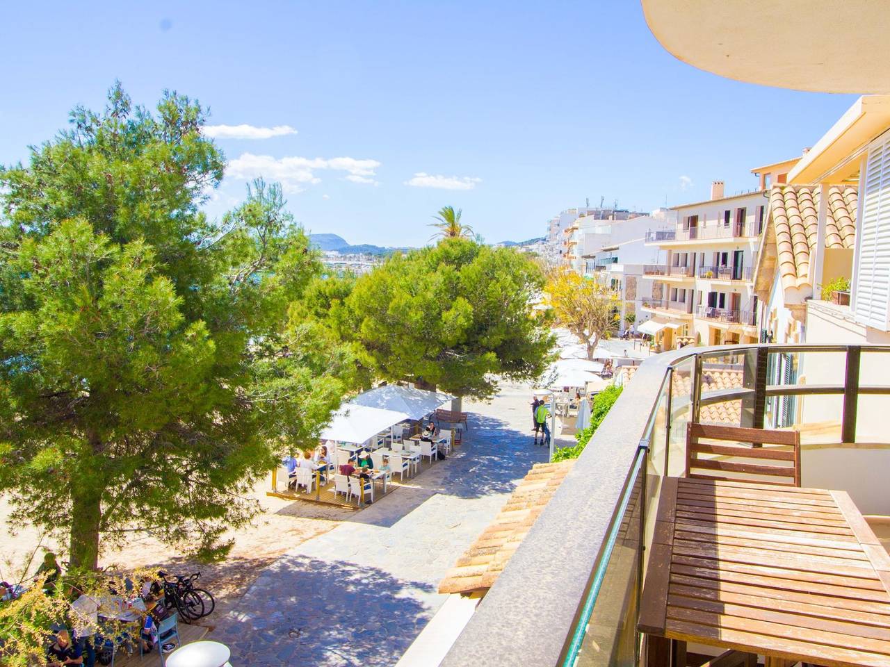 Entire holiday apartment, Lovely beachfront apartment in Port de Pollença, Pollença