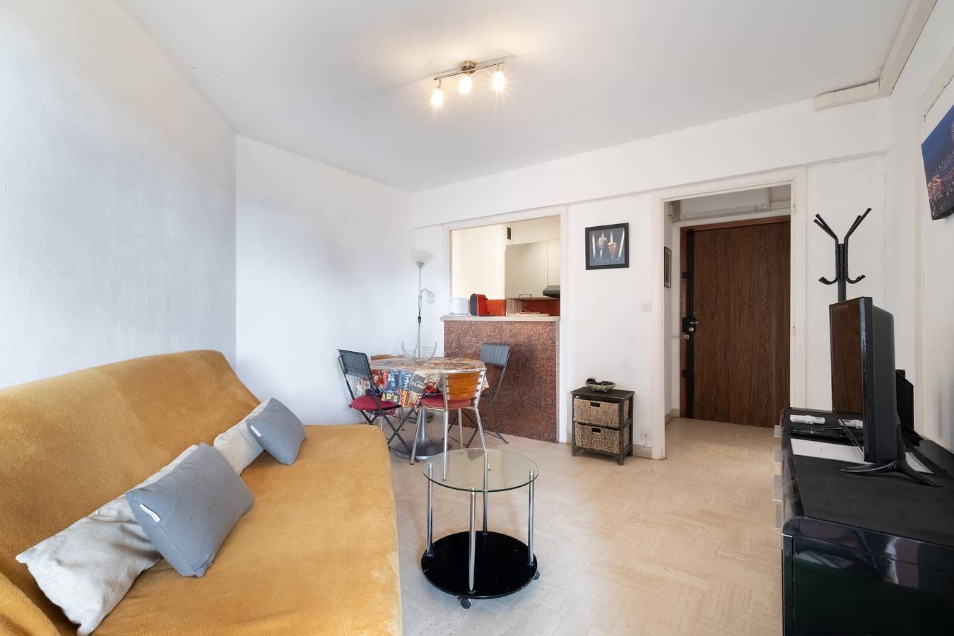 Entire apartment, “Le Rose Garden” Apartment with Balcony, Wi-Fi, and Air Conditioning in Cagnes-sur-Mer, Mediterranean Coast (France)