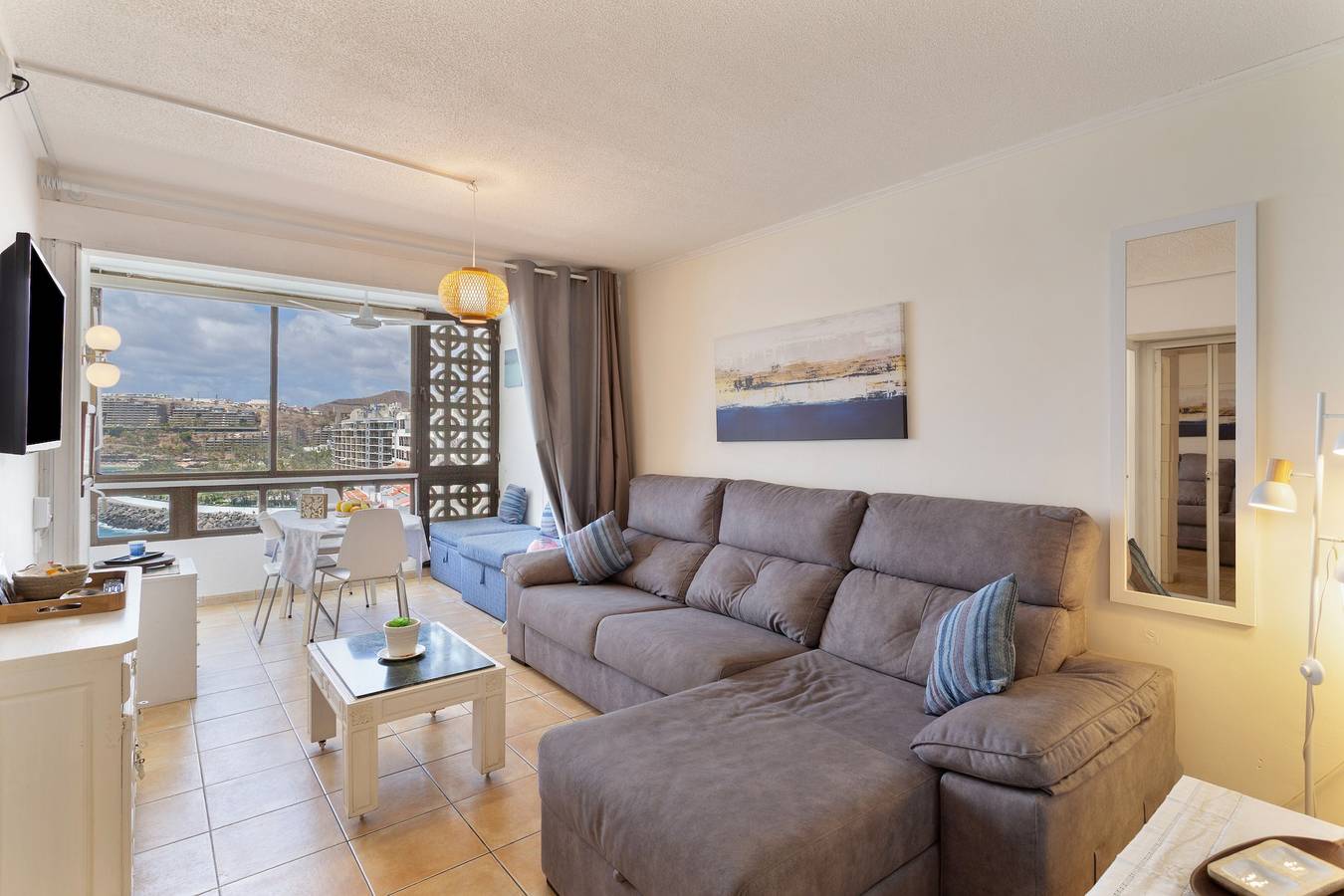 Appartement entier, Vacances "Suite Sérénité" avec vue sur la montagne, Wi-Fi et climatisation in Arguineguín, Grande Canarie du Sud