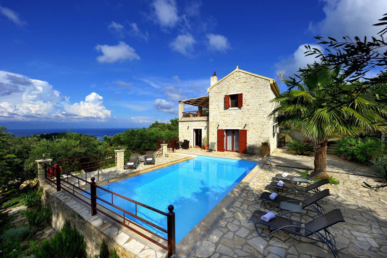 Entire apartment, Villa Casa Bianca Purple Apartment with Sea View, Shared Pool & Wi-Fi in Gaios, Paxos