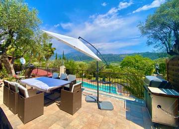Villa pour 4 personnes, avec piscine et jardin ainsi que bassin pour enfant et vue dans les Alpes maritimes
