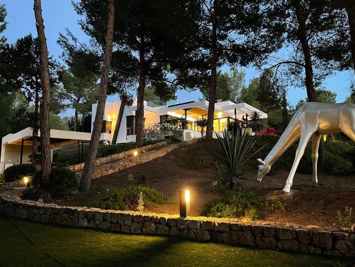 Location de vacances pour 10 personnes, avec vue ainsi que jardin et piscine à Cala Tarida - 4