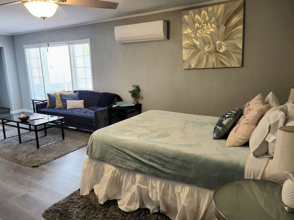 Ganze Wohnung, Stylish & Spacious Studio Suite – Minutes from the Strip! in Paradise, Nevada