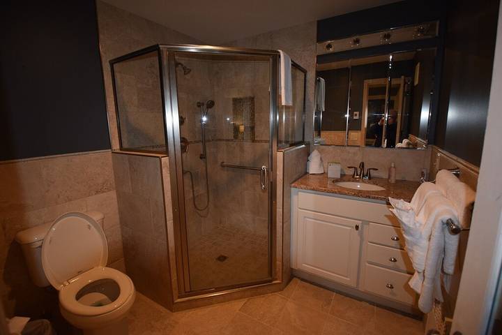 Vacation rental for 16 people, with yard and hot tub in Lake Placid