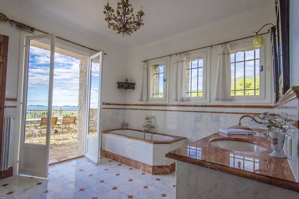 Luxusvilla mit Pool, Whirlpool und herrlicher Aussicht in der Nähe von Nizza, Cannes und Monaco in Tourrettes-sur-Loup, Mittelmeerküste (Frankreich)