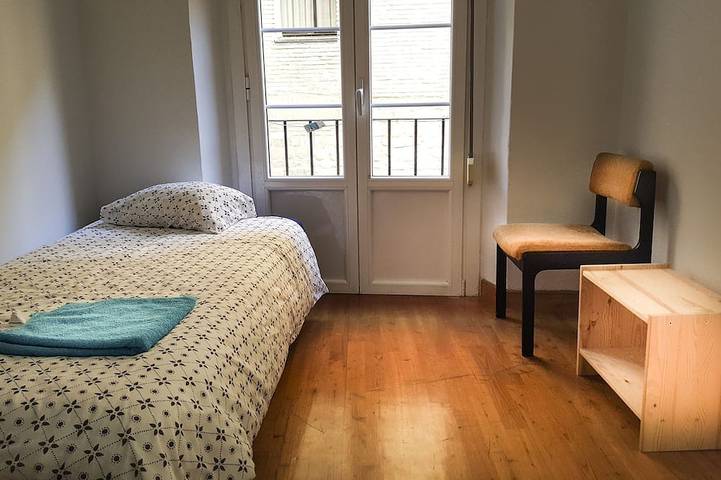 Appartement entier, Appartement de 100 m2 dans une rue calme sur le quartier historique, à deux minutes de tout in Pampelune, Province de Navarra