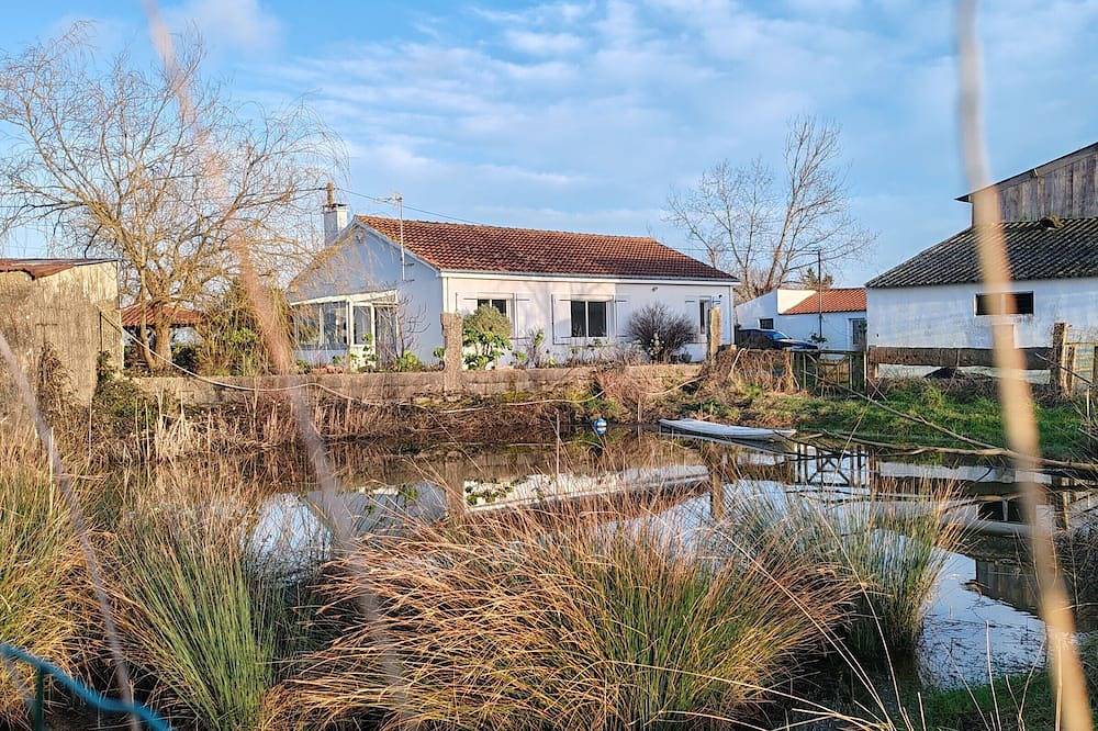 Gîte rustique dans le Marais breton vendéen, proche plages in Sallertaine, Vendée