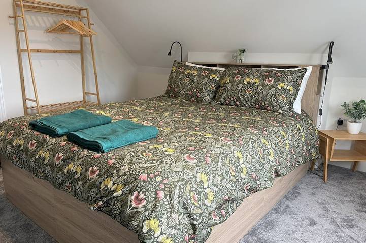 Sea View – Stunning Three‑Bedroom Apartment with Panoramic Coastal Views in Eastbourne, Sussex Est