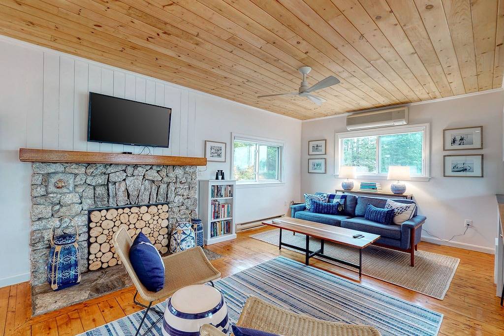 Bayfront Cottage on Mill Cove w/ Private Dock & Furnished Deck - Walk Downtown in Boothbay Harbor, Lincoln County (Maine)