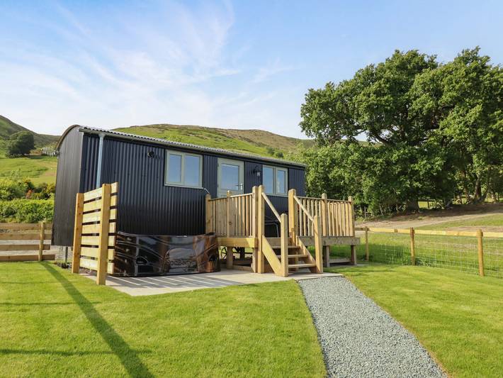 Hut for 2 people, with garden in Powys