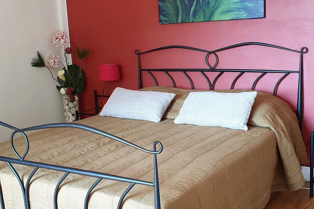 In Provence, lovely renovated farmhouse with swimming pool, wooded and flowered grounds in Bollène, Vaucluse