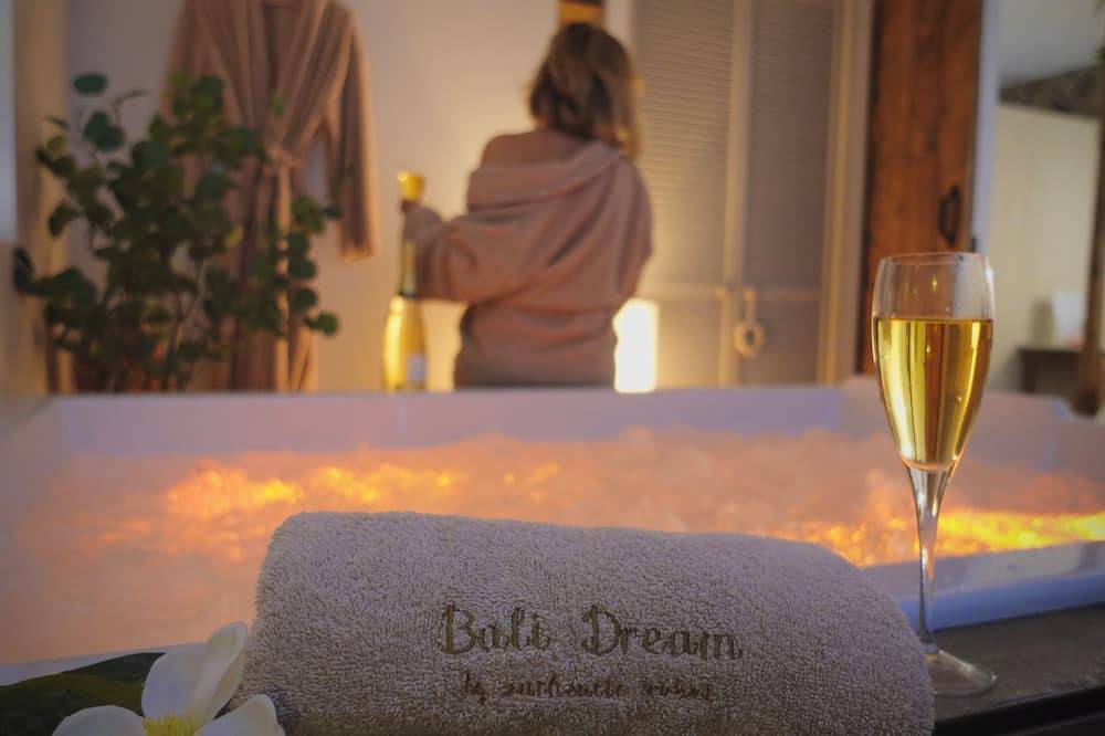 Appartement entier, Suite de luxe romantique atypique Bali jacuzzi proche gare, montagne à proximité in Grenoble, Isère