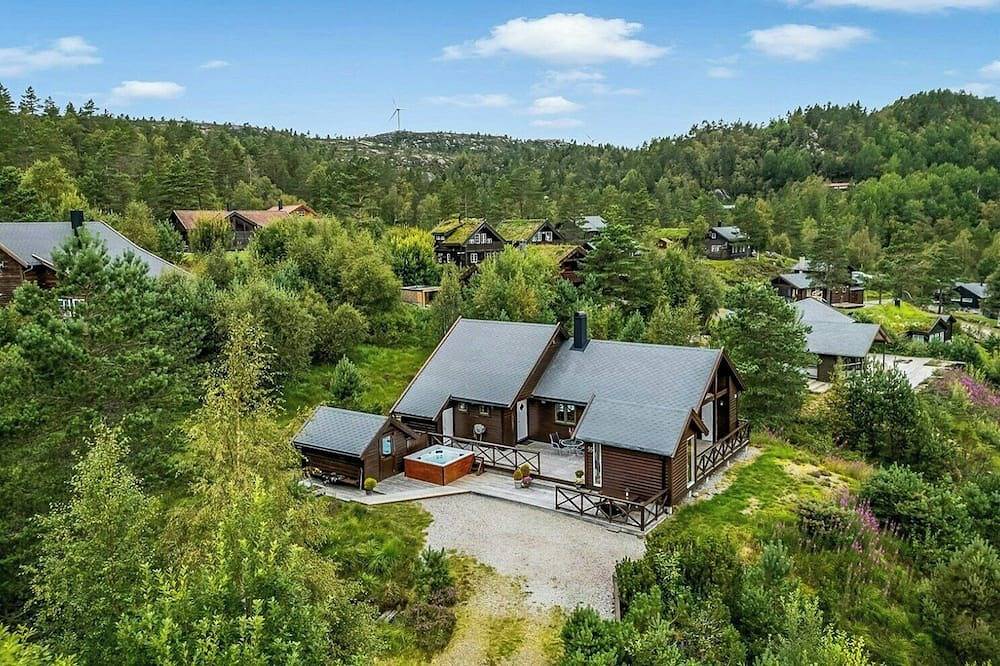 Hütte mit Außenwhirlpool und Bach in Krågeland in Kvinesdal
