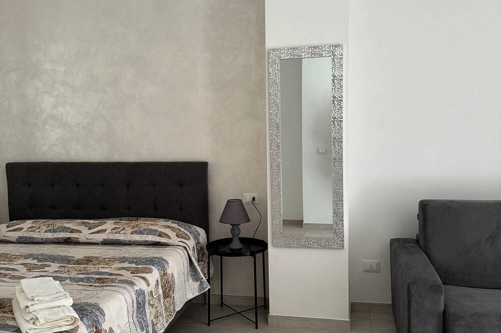 Entire apartment, Cantore Room. The Palace of the High Prelate in Fondi, Latina Province