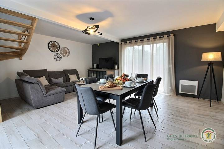 Gîte pour 6 personnes, avec jardin et terrasse à Quessoy