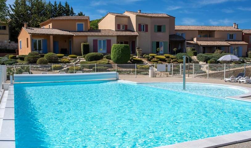 Location de vacances pour 6 personnes, avec Terrasse et Jardin ainsi que Piscine et Vue à Saint-Trinit