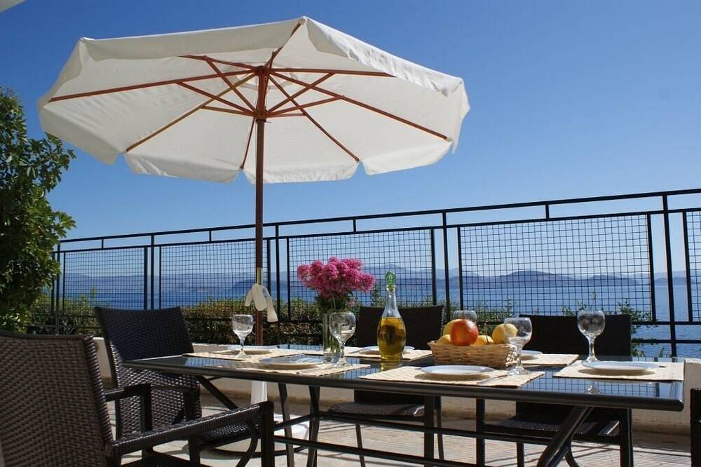 Ganze Wohnung, Sunrise 5 Apartment - Beautifully Located Air Conditioned 3 Bedroom Above Beach in Xiropigado, Kynouria