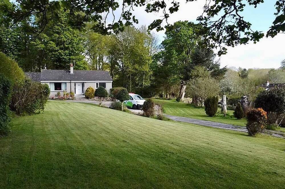 Beautiful cottage in peaceful location w/hot tub.  10mins from centre of Dundee. in Dundee, Angus