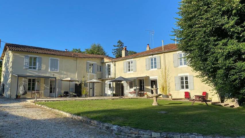 Location de vacances pour 15 personnes, avec Terrasse et Jardin ainsi que Piscine et Vue à Ruffec