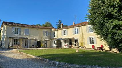Gîte pour 3 personnes, avec jardin ainsi que piscine et vue à Ruffec