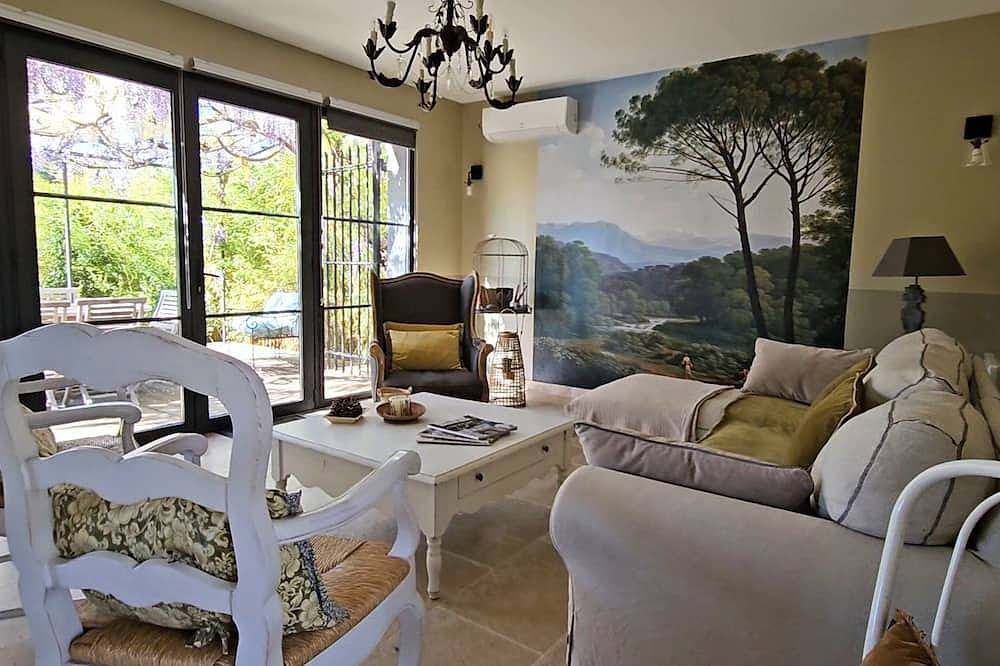 House-workshop on 2 ha wooded property private pool and jacuzzi in Nans-les-Pins, Brignoles region