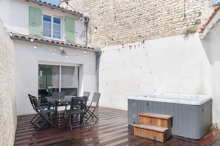 Location de vacances pour 6 personnes, avec terrasse et jacuzzi à Le Bois-Plage-en-Ré