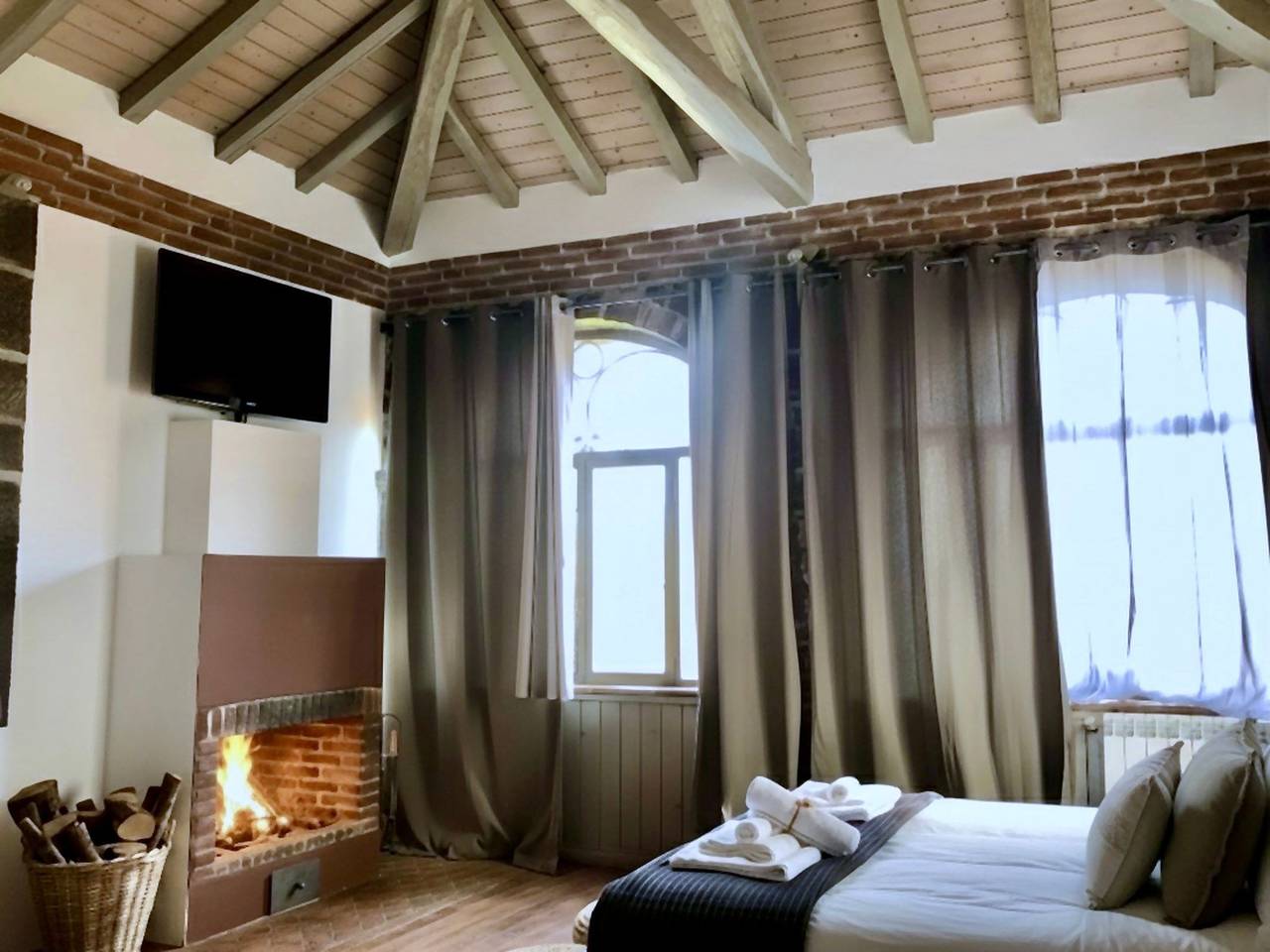 Entire holiday apartment, Cozy Apartment with Parking, Pool & Fireplace - 700m to Milo in Milo, Mount Etna