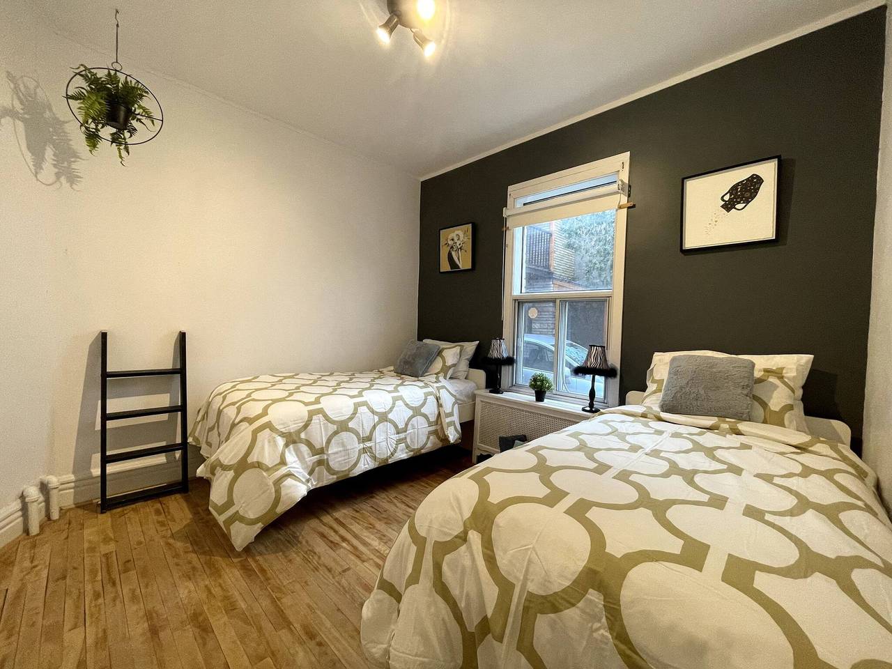 Apartamento entero, Cálida habitación doble a 7 minutos a pie en metro cerca del centro Mtl in Montreal, Quebec