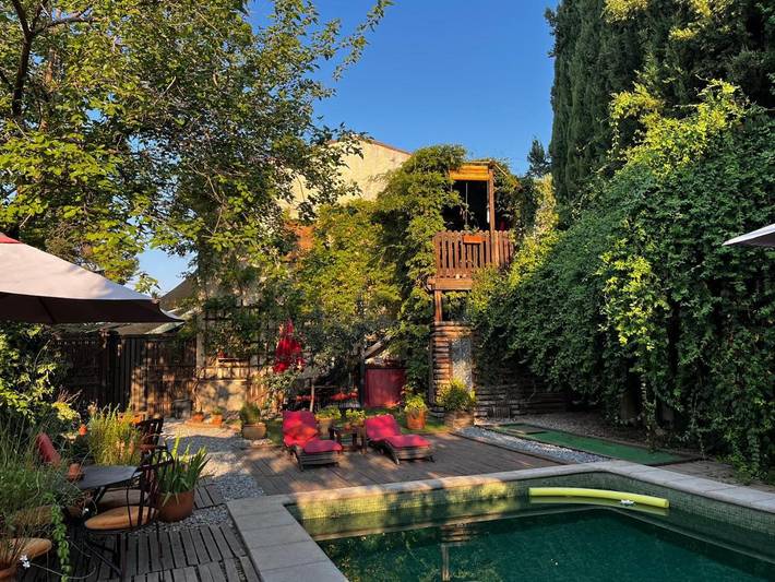 Alojamiento y desayuno para 2 personas, con piscina además de terraza y jardín en Andalucía