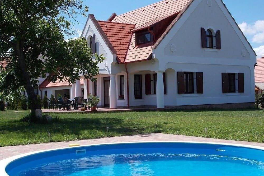 Ferienhaus für Gruppen gegenüber einer Reitschule in Nagyvázsony, Balaton Region