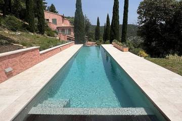 Gîte pour 12 personnes, avec piscine à Suzette