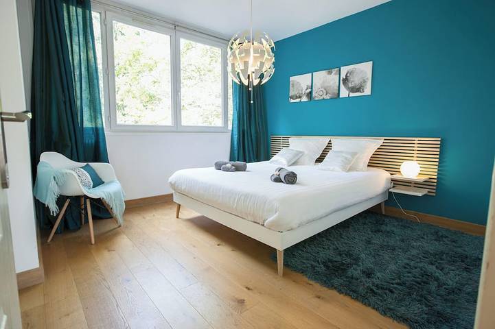 Apartamento entero, ★ Le Célestay ★ 90 m² con balcón y estacionamiento - Al pie del tranvía - Centro Lyon ❤️ in Villeurbanne, Lyon region