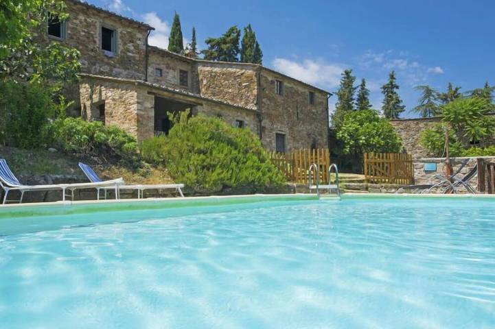 Agriturismo per 14 persone, con terrazza e piscina nonché giardino, con animali domestici in Radda in Chianti