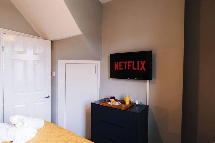Stylish & Well Equipped Modern Home in Birmingham with WiFi in Birmingham, Birmingham Area