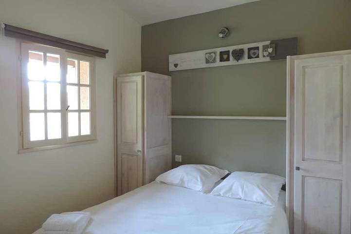 Apartamento entero, Apartamento con a/c y terraza privada con vista a los Alpilles, cerca de Vallée des Baux in Paradou, Region de Arles