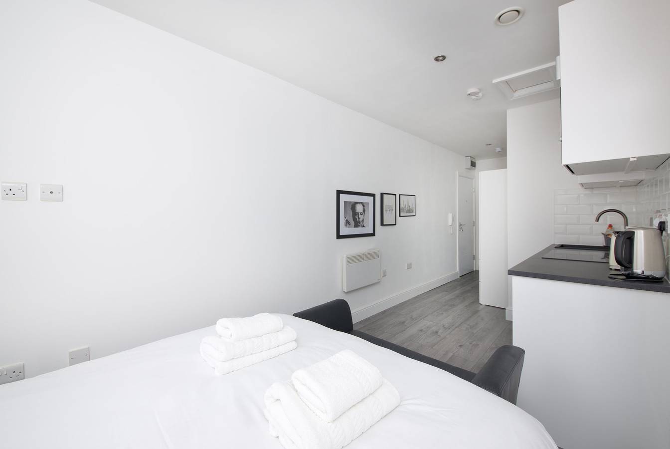 Monolocale intero, Guestready - Ritiro monocromatico in Liverpool, Merseyside