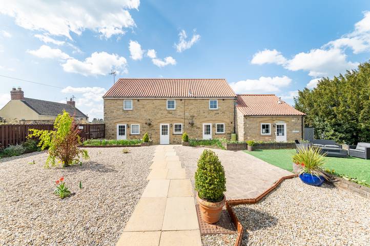 Villa for 4 people, with hot tub and yard as well as sauna in Yorkshire