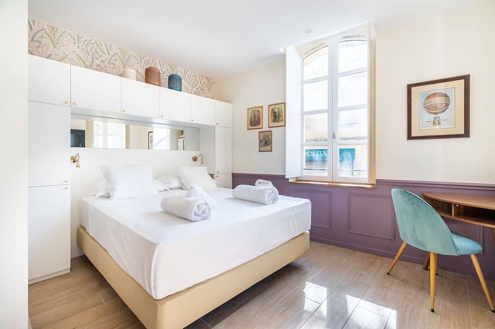 Entire apartment, Beautiful modern and charming apartment in the heart of Salon de Provence in Salon-de-Provence, Aix-en-Provence region