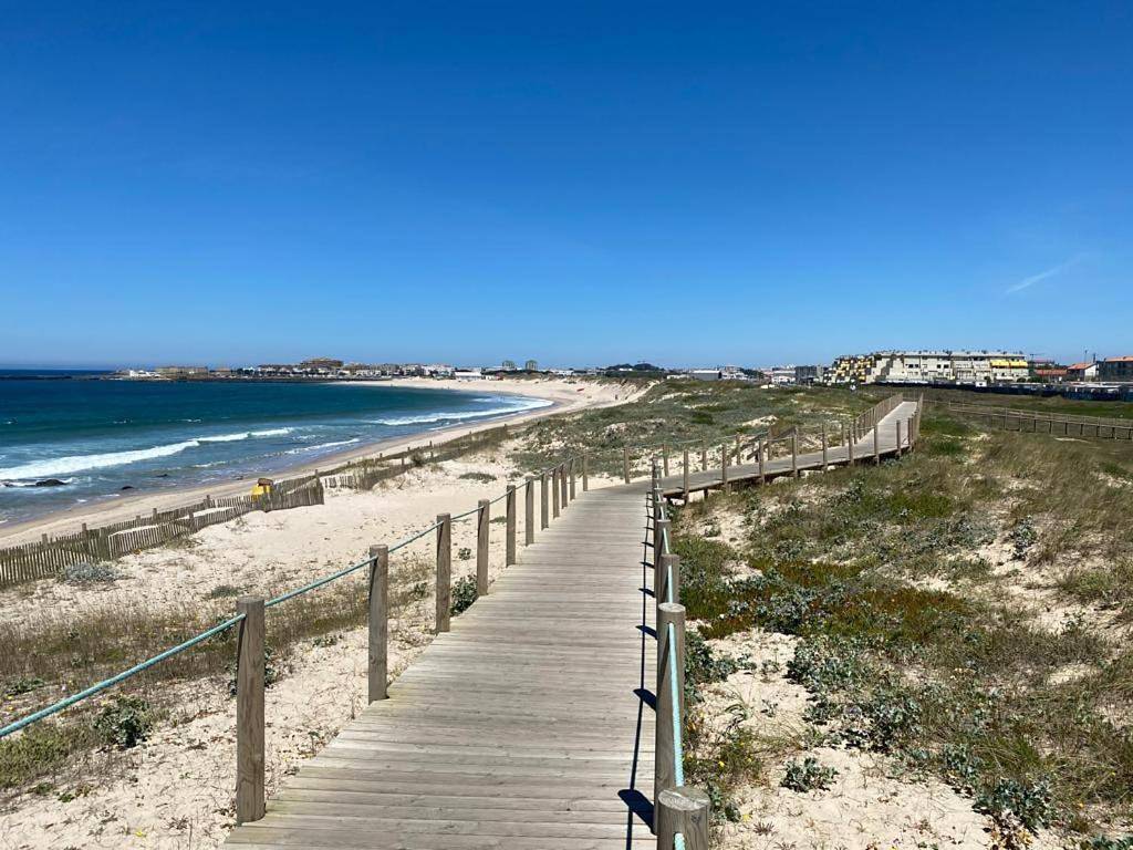 Apartamento inteiro, Beachfront Apartment With Sea View in Azurara, Distrito do Porto