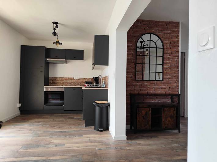 Hel lejlighed, 3-Bedroom Apartment Near Palais with Mountain View, Wi-Fi, and Air Conditioning in Valence, Valence Området