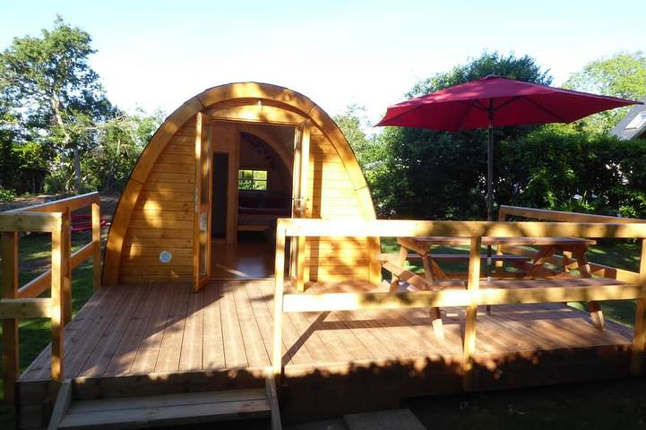 Cabane en bois pour 4 personnes, avec piscine ainsi que jardin et terrasse