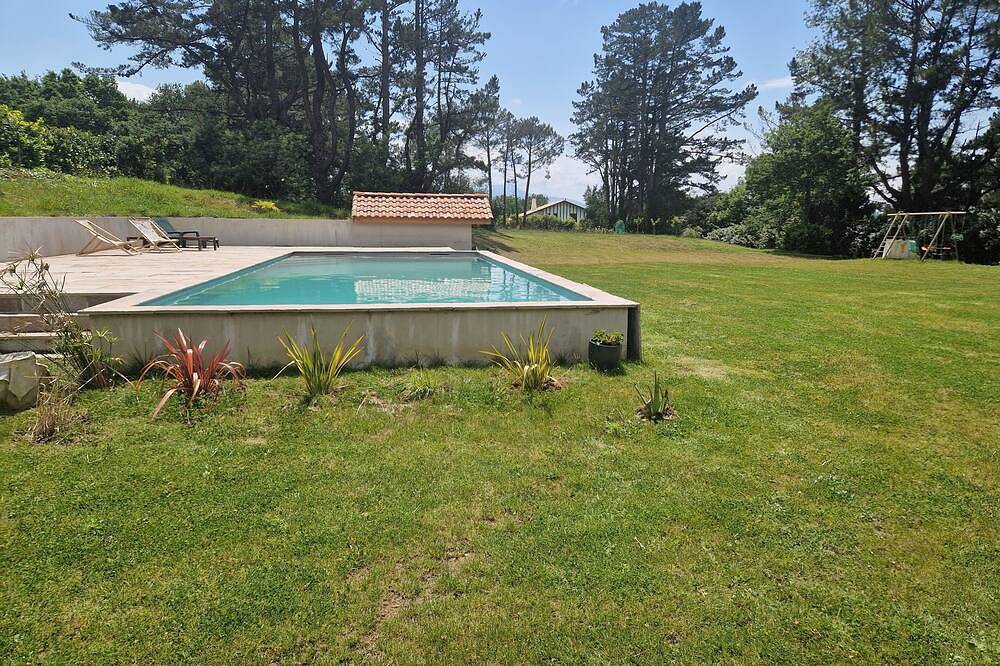 On an exceptional plot of land, recently built house ideally located in Arcangues, Bayonne und Umgebung