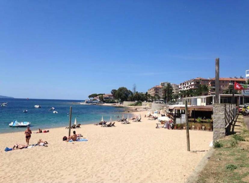 Appartement entier, Ajaccio magnifique T2 40m2 centre ville vue mer au bord de la plage neuf 5 personnes Clim wifi balcon parking privé fermé in Ajaccio, Golfe D'Ajaccio
