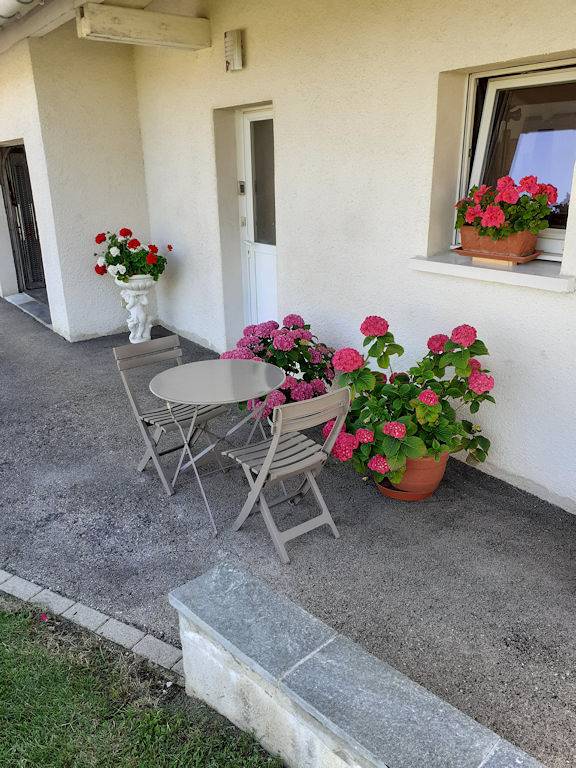 Gîte pour 4 personnes, avec terrasse à Orchamps-Vennes