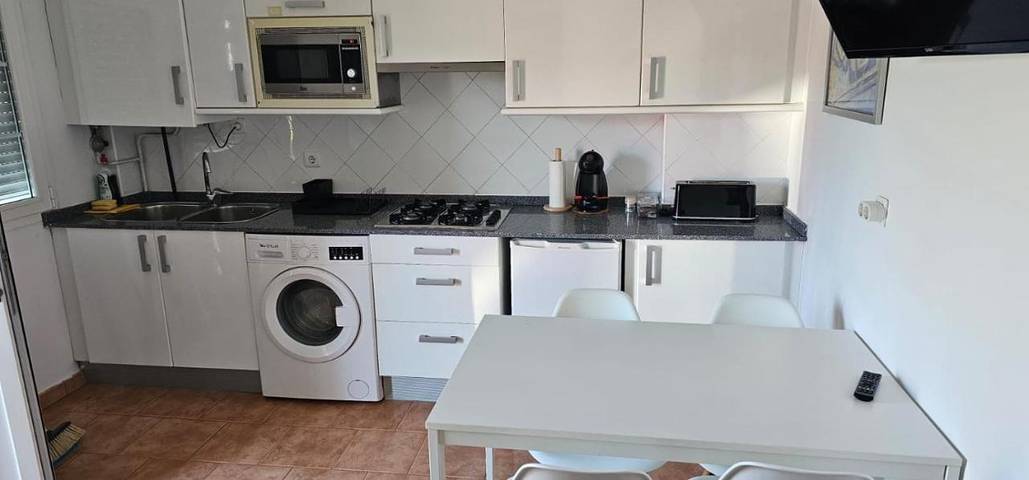 Apartamento de vacaciones para 4 personas, con jardín además de vistas y terraza - 1