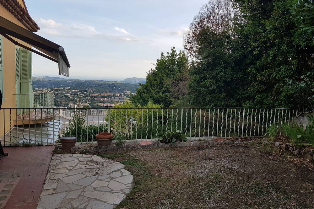 Entire apartment, Studio Meublée vue Mer et Terrasse 80 M2 in Grasse, Cannes region