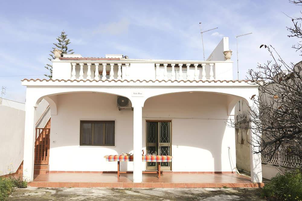 Ganze Wohnung, Villa Bona 1 with garden and outdoor shower in Specchiarica, Manduria