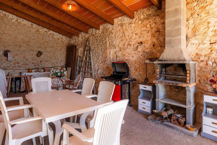 Finca 'Can Hostalet' con terraza privada, wifi y aire acondicionado in Es Llombards, Santanyí