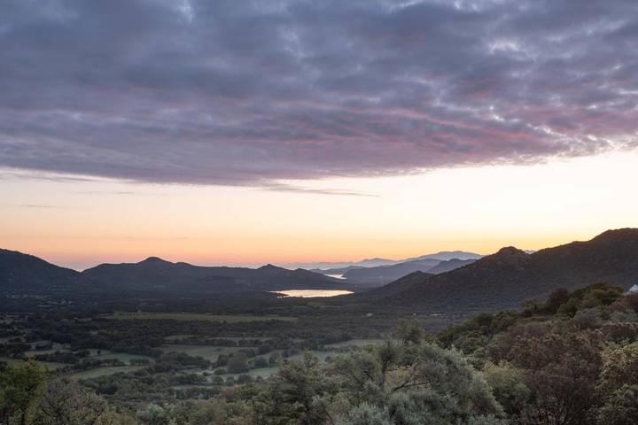 Chambre d’hôte pour 2 personnes, avec vue sur le lac et terrasse ainsi que vue et piscine en Corse - 2